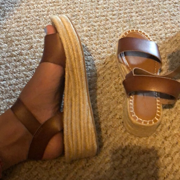 Brand new platform sandals - Picture 2 of 3
